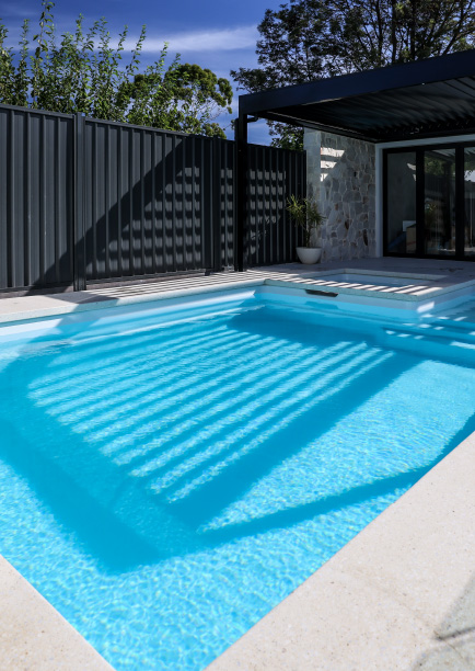 the-best-comparison-between-fibreglass-and-concrete-pools-blogimage1-m